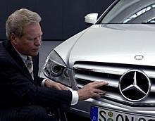 Prof. Peter Pfeiffer, der Leiter des Mercedes-Benz-Design, mit dem Grill der neuen C-Klasse Avantgarde. Foto: Auto-Reporter